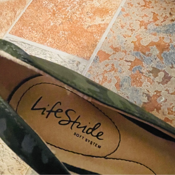 đź‘ NWOB! Fabulously Frisky LifeStride Green Silk Camo Design, Pointed Toe Pumps! - Picture 4 of 16